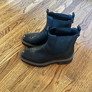 Like new women’s Black Chelsea Boot with Lug Sole